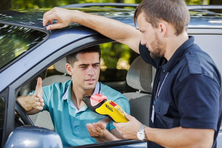 Alkomat bezustnikowy AlcoForce RAPTOR - badanie pracowników na budowie (3).jpg